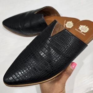 Yellow Box Black Textured Women's Loafers